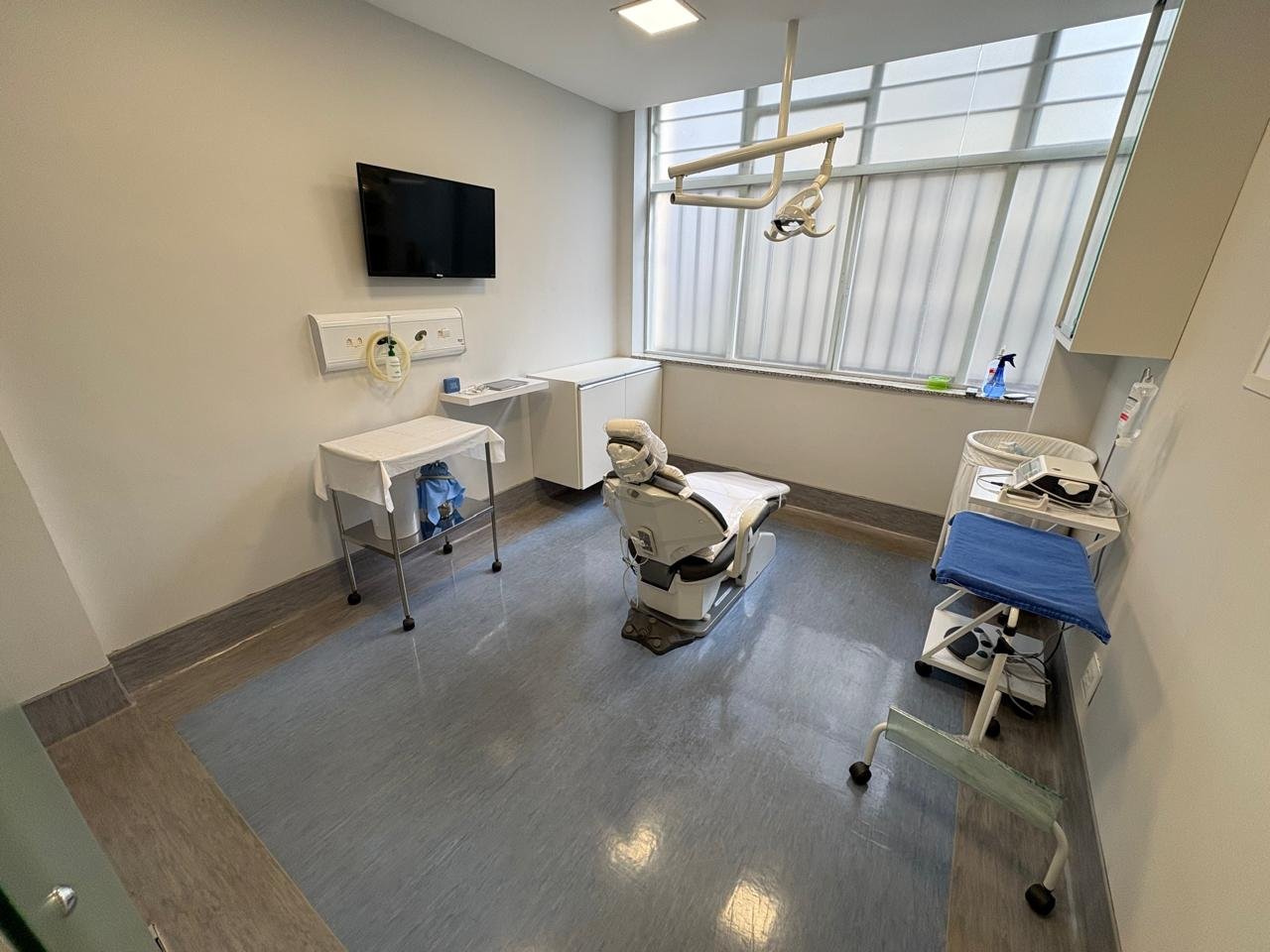 CONJUNTO DE SALAS EM EDIFÍCIO DE ALTO PADRÃO NO CORAÇÃO DA REGIÃO HOSPITALAR 1