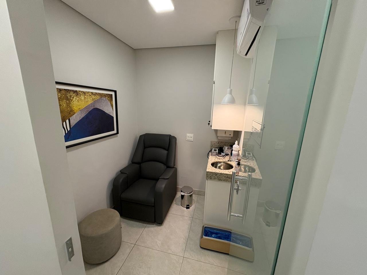 CONJUNTO DE SALAS EM EDIFÍCIO DE ALTO PADRÃO NO CORAÇÃO DA REGIÃO HOSPITALAR 11