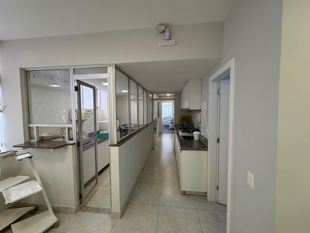 CONJUNTO DE SALAS EM EDIFÍCIO DE ALTO PADRÃO NO CORAÇÃO DA REGIÃO HOSPITALAR 2