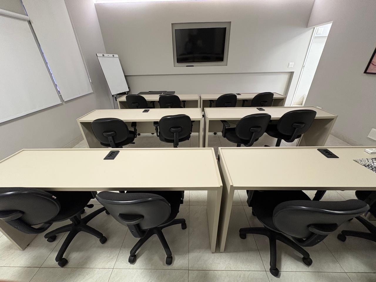 CONJUNTO DE SALAS EM EDIFÍCIO DE ALTO PADRÃO NO CORAÇÃO DA REGIÃO HOSPITALAR 26