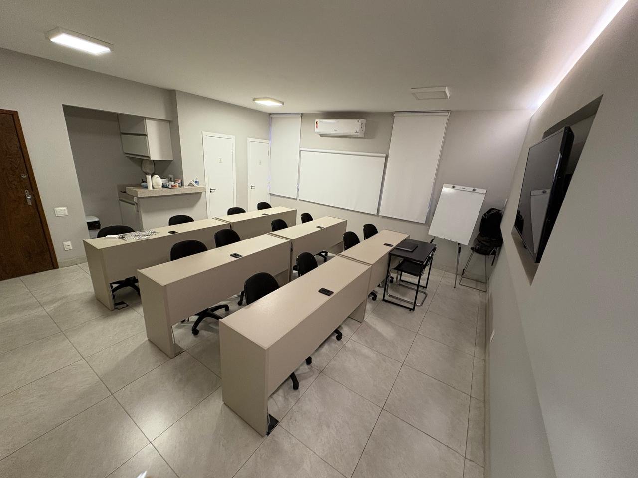 CONJUNTO DE SALAS EM EDIFÍCIO DE ALTO PADRÃO NO CORAÇÃO DA REGIÃO HOSPITALAR 28