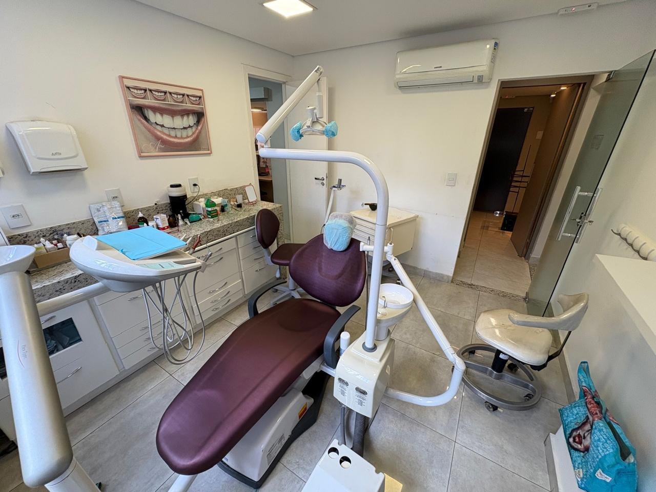 CONJUNTO DE SALAS EM EDIFÍCIO DE ALTO PADRÃO NO CORAÇÃO DA REGIÃO HOSPITALAR 3