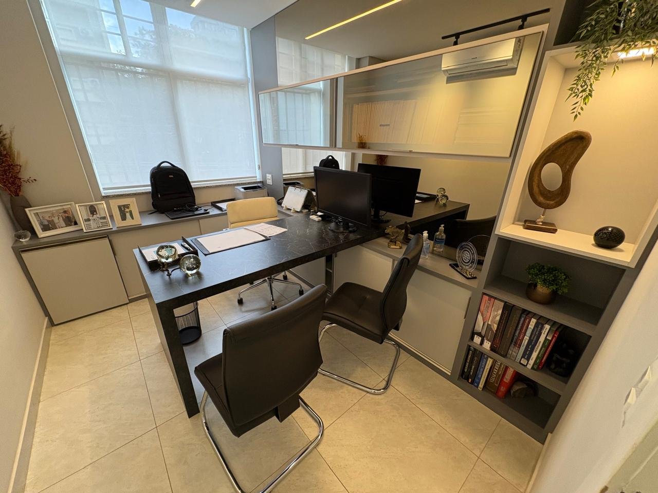 CONJUNTO DE SALAS EM EDIFÍCIO DE ALTO PADRÃO NO CORAÇÃO DA REGIÃO HOSPITALAR 4