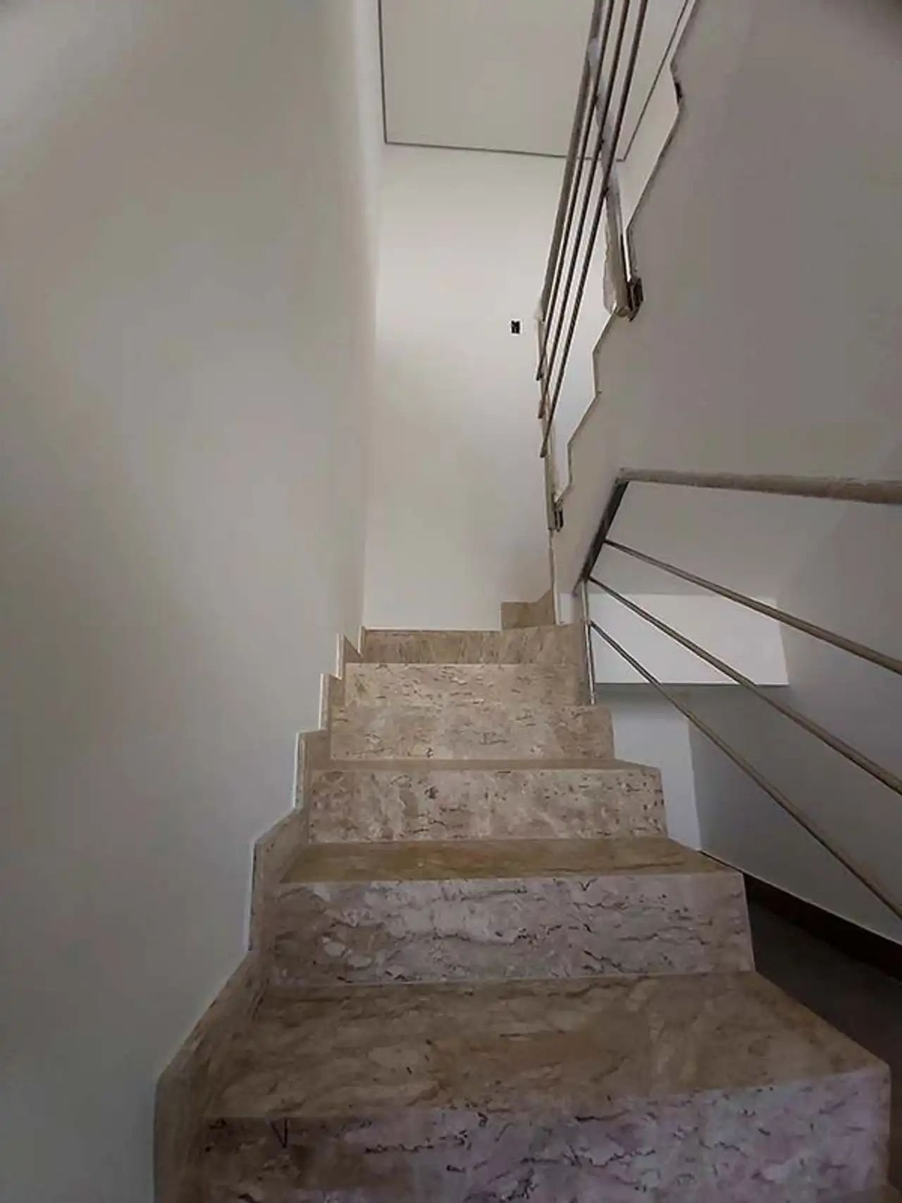 Revenda Imoveis MG - Apartamentos de 2 e 3 Quartos no Sagrada Familia - Vistas - Escada