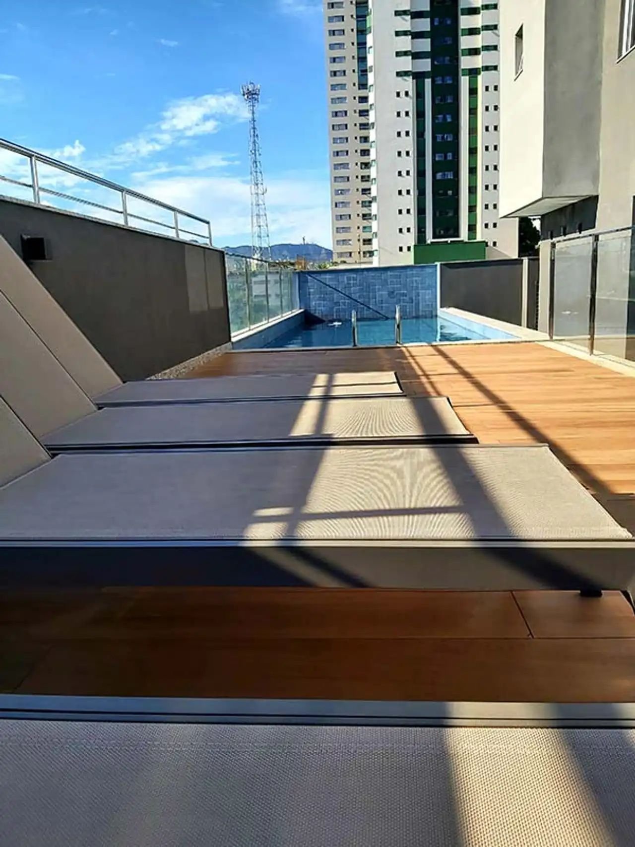 Revenda Imoveis MG - Apartamentos de 2 e 3 Quartos no Sagrada Familia - Vistas - Piscina_com_deck