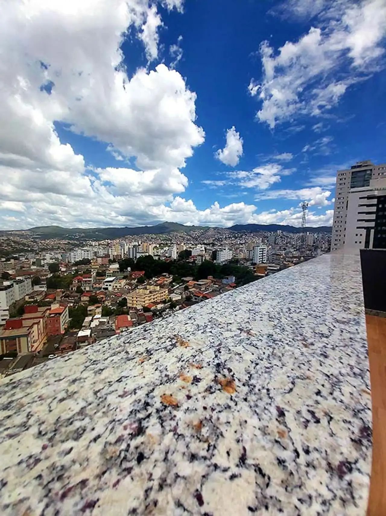 Revenda Imoveis MG - Apartamentos de 2 e 3 Quartos no Sagrada Familia - Vistas - Vista_do_terraco(2)